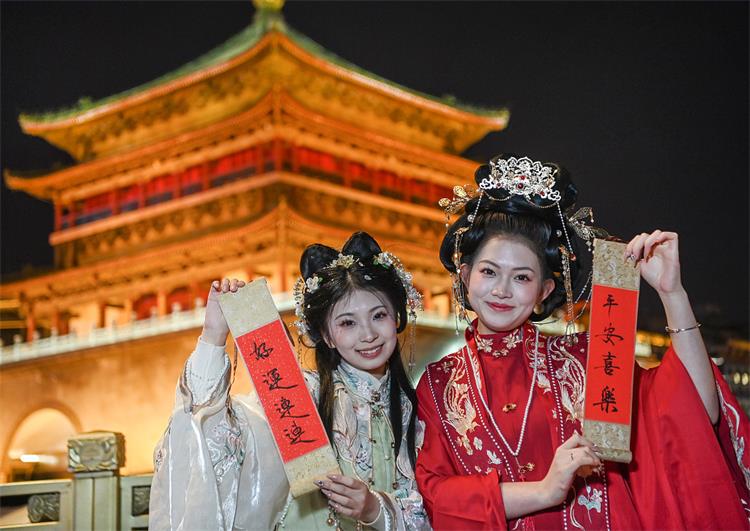 馬面裙、宋錦外套……“新中式”穿搭頻上熱搜“新中式”到底新在哪?